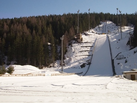 Die schneebedeckte Sprunganlage mit 90m Schanze in Ramsau